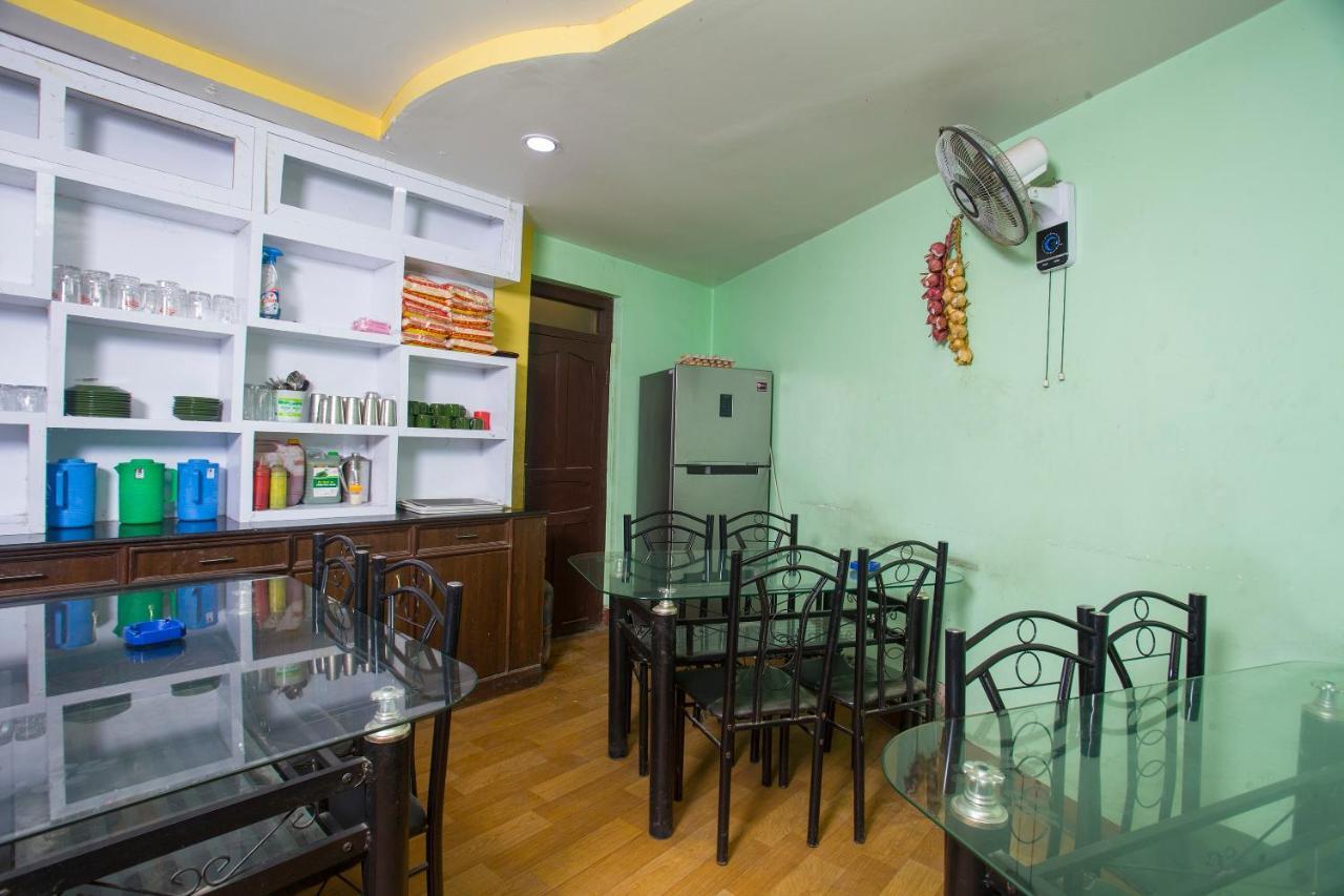 Oyo 161 Ram Janaki Hotel カトマンズ エクステリア 写真