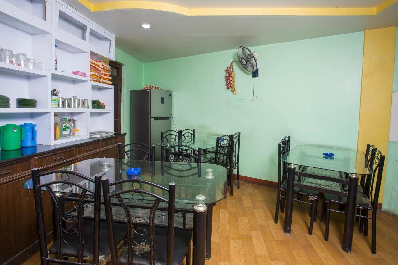 Oyo 161 Ram Janaki Hotel カトマンズ エクステリア 写真